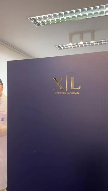 Recepção da clínica com o logo da Extra Large na parede